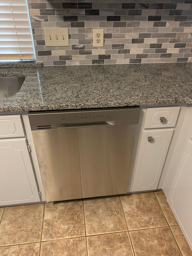 Building Photo - Lovely 3BR home in Raintree with fenced in...