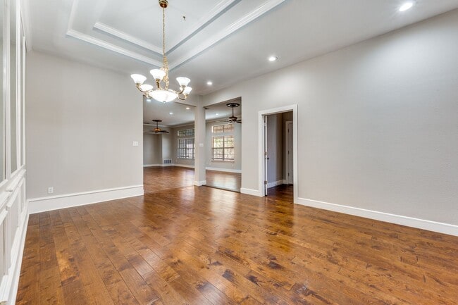 Building Photo - Absolutely Stunning!