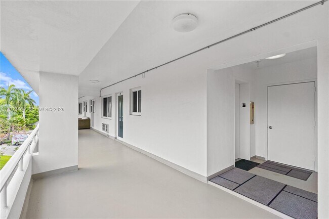 Building Photo - 10190 Collins Ave