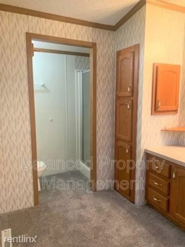 Building Photo - Nice, large, mobile home on outskirts of T...