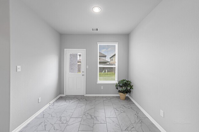 Building Photo - 5462 Grand View Dr