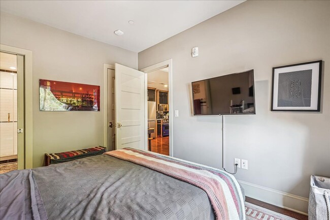 Building Photo - Great Luxury 3 Bedroom 2 Bath on H st NE! Offering half month free rent with a 12 month lease