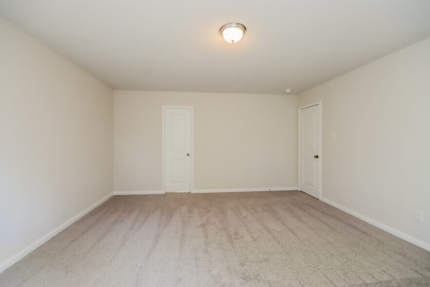 Building Photo - 303 Big Oak