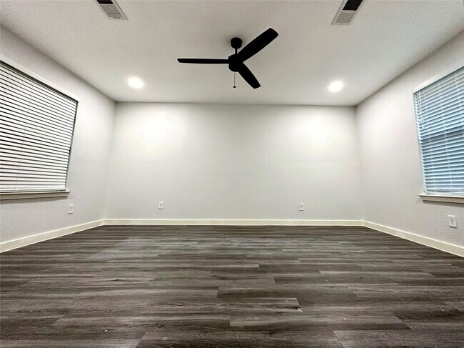 Building Photo - 8058 Longridge Dr