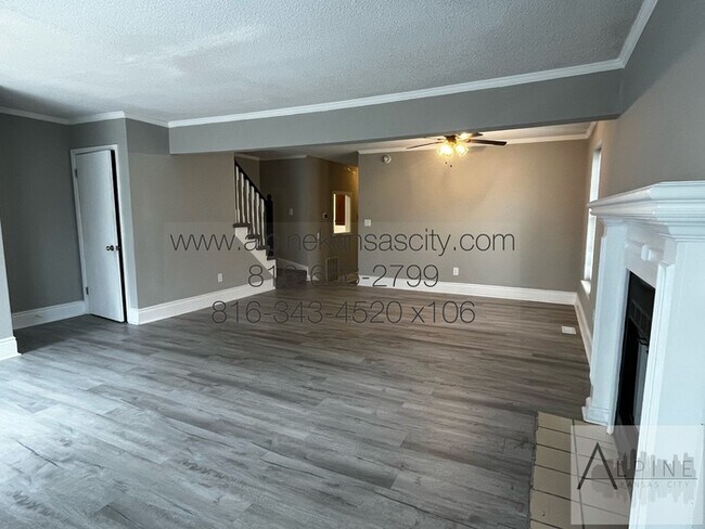 Building Photo - Spacious, 2 Car Garage! Great Location!