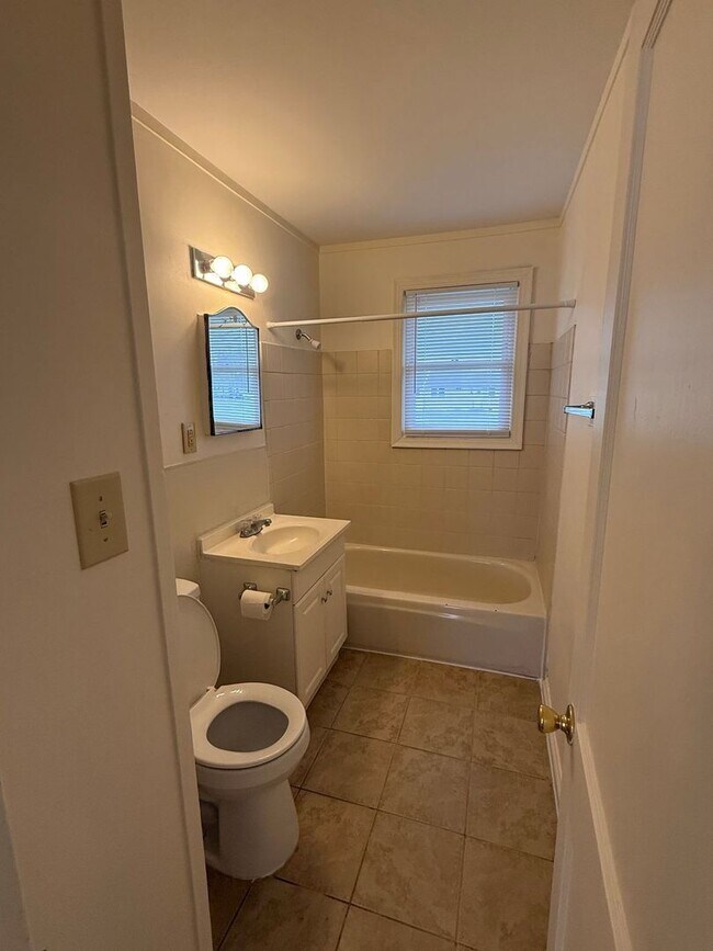 Building Photo - 1 bedroom, 1 bath Duplex