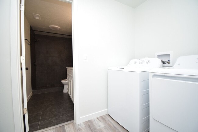 Building Photo - Newly Remodeled Magna Gem with New Appliances & Easy Freeway Access!!