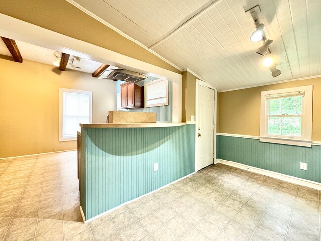 Building Photo - 2 Bedroom in College Hill Convenient to UN...