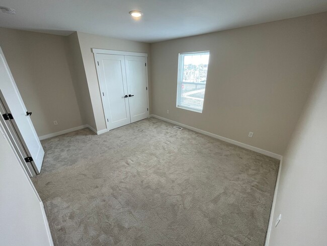 Building Photo - Large Daybreak home!