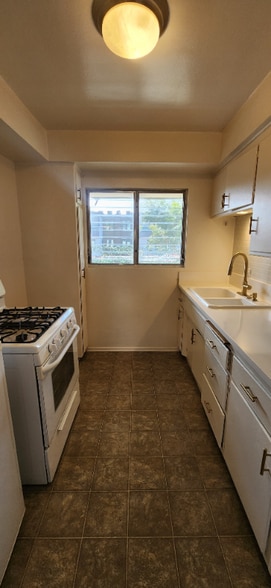 Building Photo - 8315 Clinton Ave