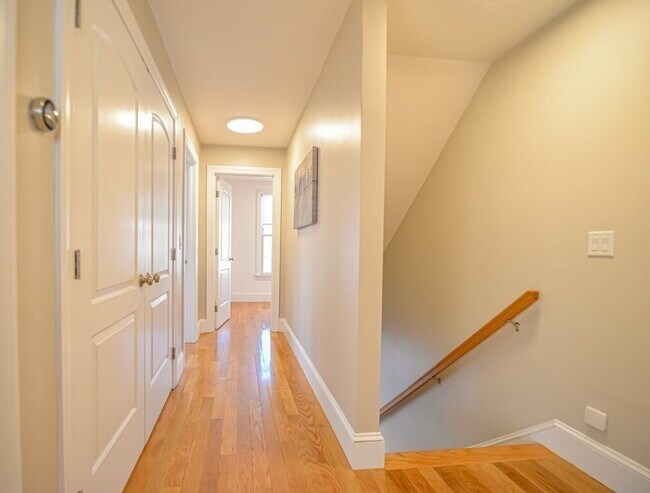 Building Photo - Spacious 3BR End-Unit Townhome with Finished Basement & Tandem Parking