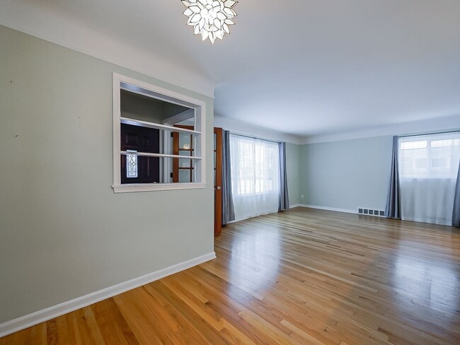 Building Photo - AVAILABLE NOW! Spacious 4-Bed Gem in the Heart of Clawson!