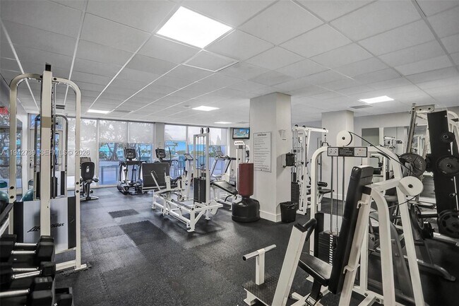 Building Photo - 3140 S Ocean Dr