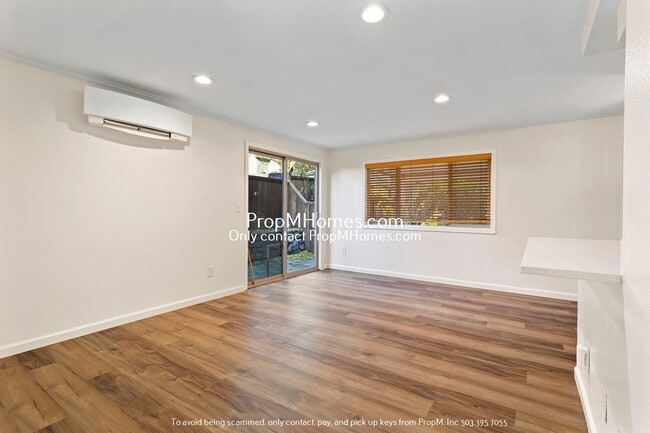 Building Photo - Wonderful Two Bedroom Condo In SE Portland!