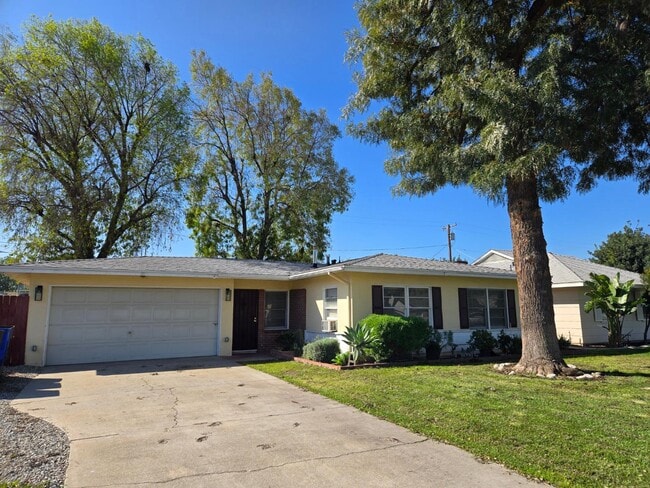 Building Photo - 3720 Yosemite Way