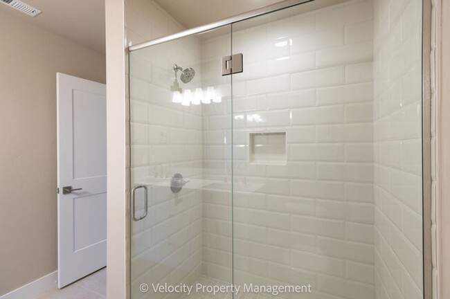 Building Photo - Beautiful New SW Redmond Townhome! Move in...