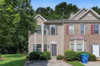 Building Photo - Exceptional 2BR/2.5BA End Unit Townhome in College Park!