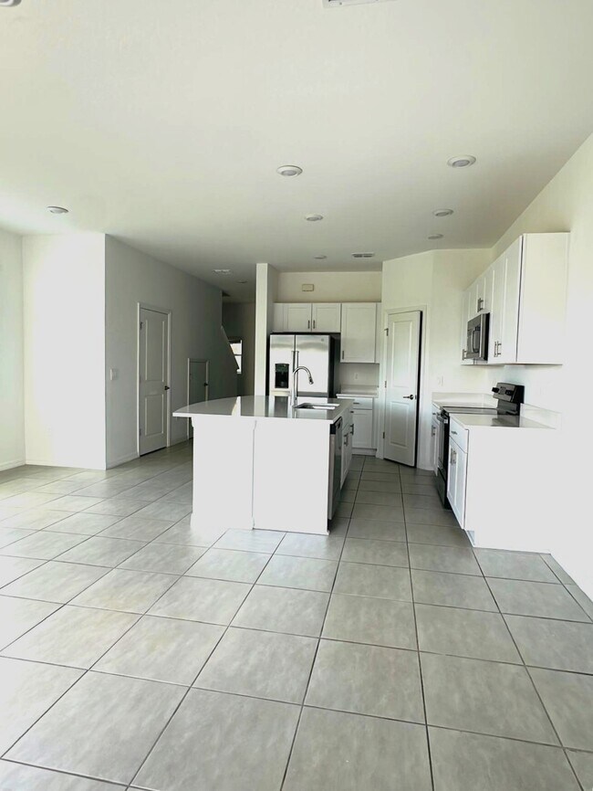 Building Photo - 2287 Portrait St