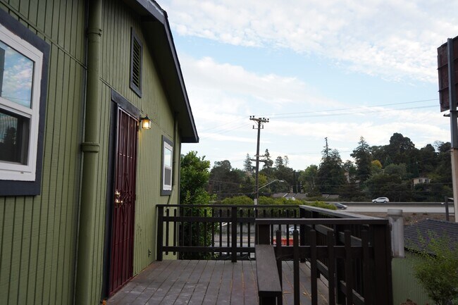 Building Photo - Spacious 3 bedroom, 1 bathroom renovated home