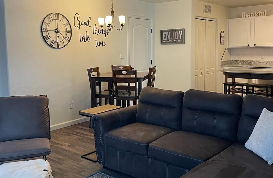 Living/Dining - 657 Trinity Way