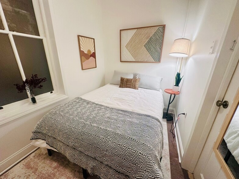 Building Photo - 2014 N Oakley Ave