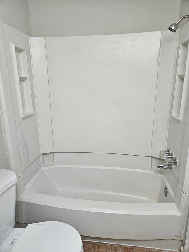 Building Photo - Don't miss out on this 2 bed 2.5 bath cond...