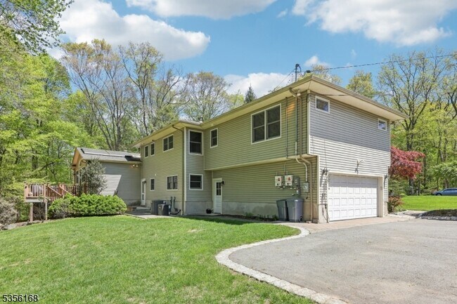 Building Photo - 275 Sycamore Ct