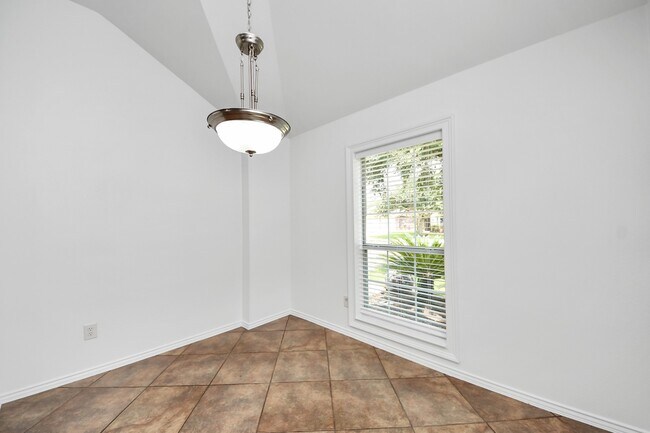 Building Photo - 15 Palm Desert Dr
