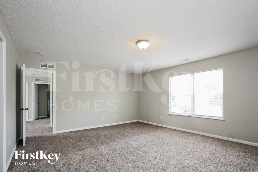 Building Photo - 8925 Lighthorse Dr