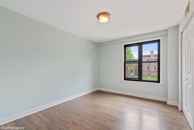 Building Photo - 2545 W Catalpa Ave