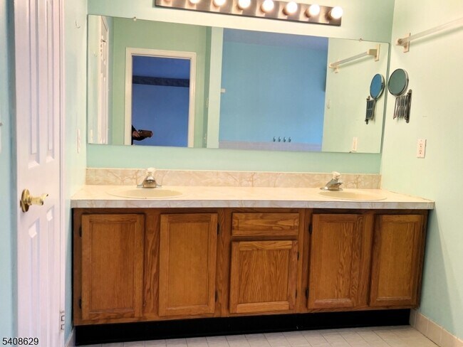 Building Photo - 1802 Scarlett Dr