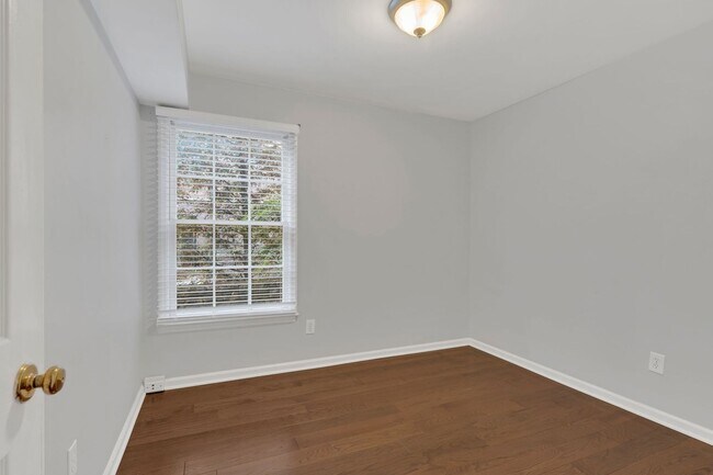 Building Photo - Walkable 2BR/2BA Condo Between Vanderbilt & Belmont + Modern Updates