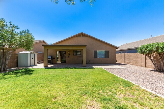 Building Photo - Stunning 3 Bed/2 Bath Home in Gated Commun...
