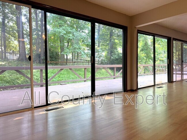 Building Photo - 1302 Colony Dr