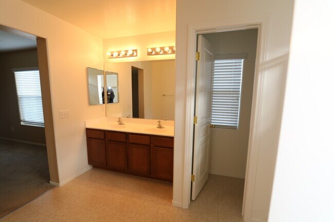 Building Photo - Beautiful Spacious 4 Bedroom Home!