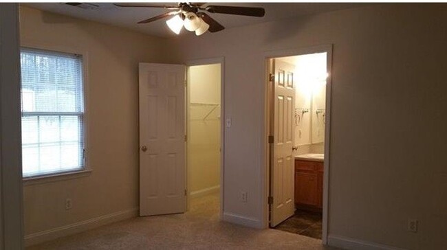 Building Photo - Available Now! Desirable 2 bed 2 bath dupl...