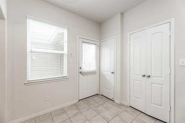 Building Photo - 7131 Pavilion Dr