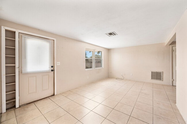 Building Photo - 4719 Blossom Dr