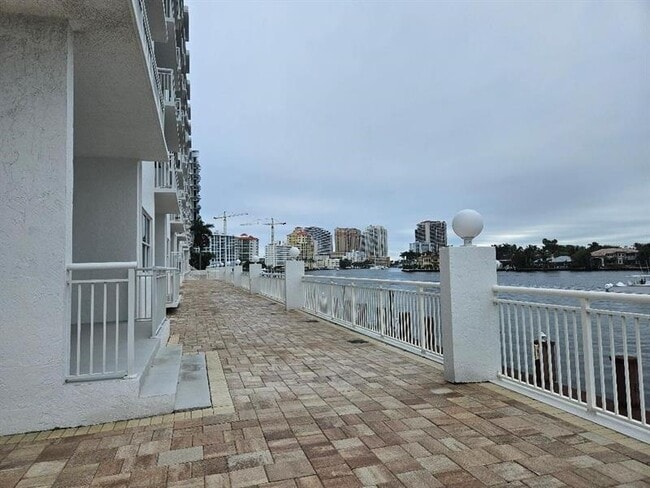 Building Photo - 511 Bayshore Dr