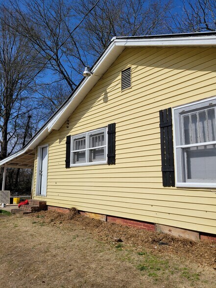 Building Photo - 805 S 14th St