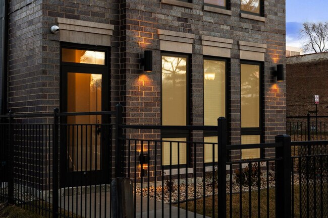 Building Photo - 3725 S Giles Ave
