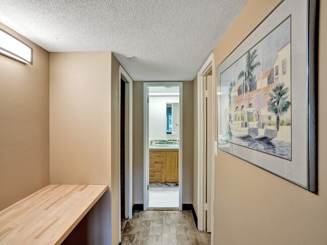 Building Photo - 3150 N Palm Aire Dr