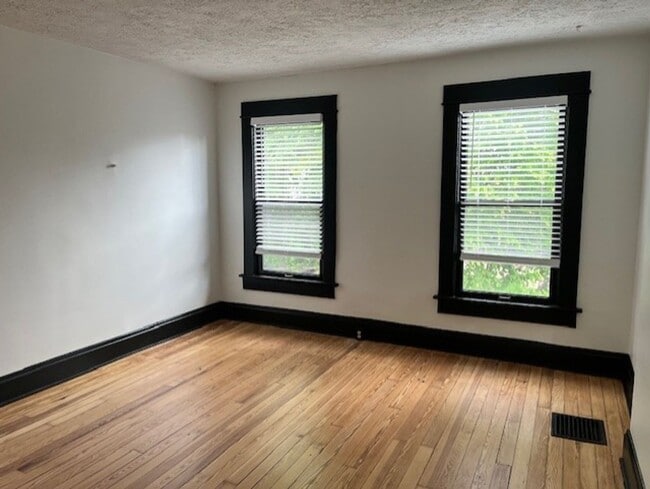 Building Photo - Welcome to your German Village Townhouse.