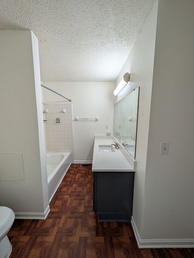 Building Photo - Renovated 3BR with Large Fenced Yard and Lots of Light