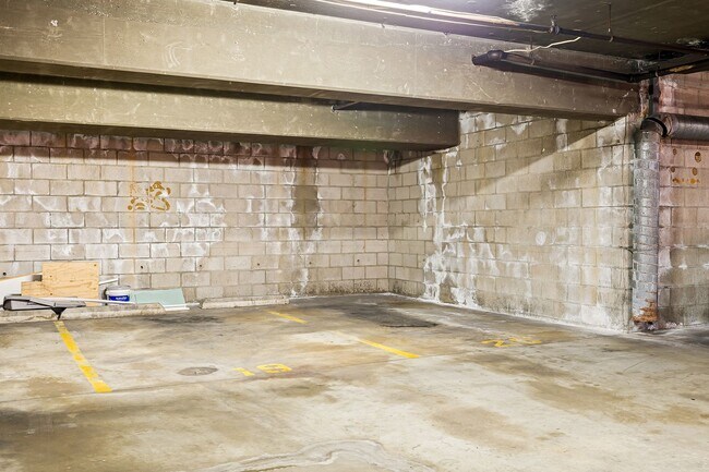 Building Photo - Available after 6/20 - Newly Renovated Cod...