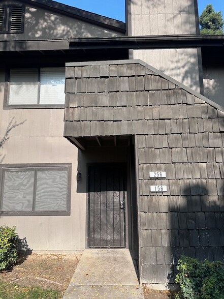 Primary Photo - 1190 S Winery Ave