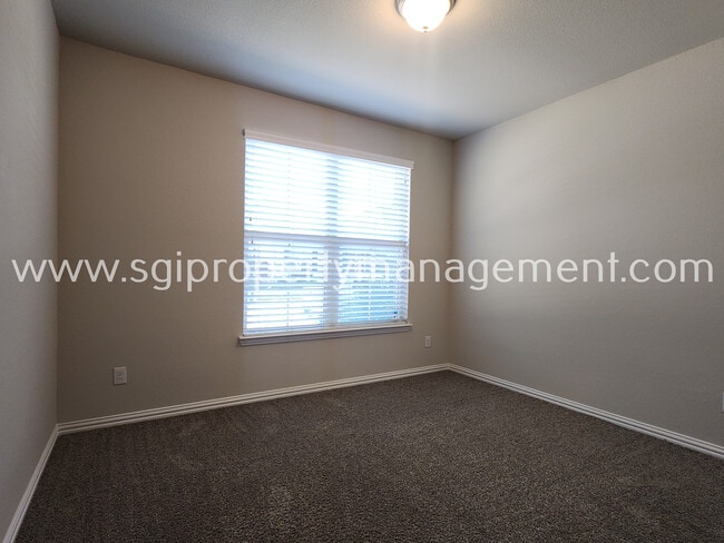 Building Photo - 2024 Miramar Dr