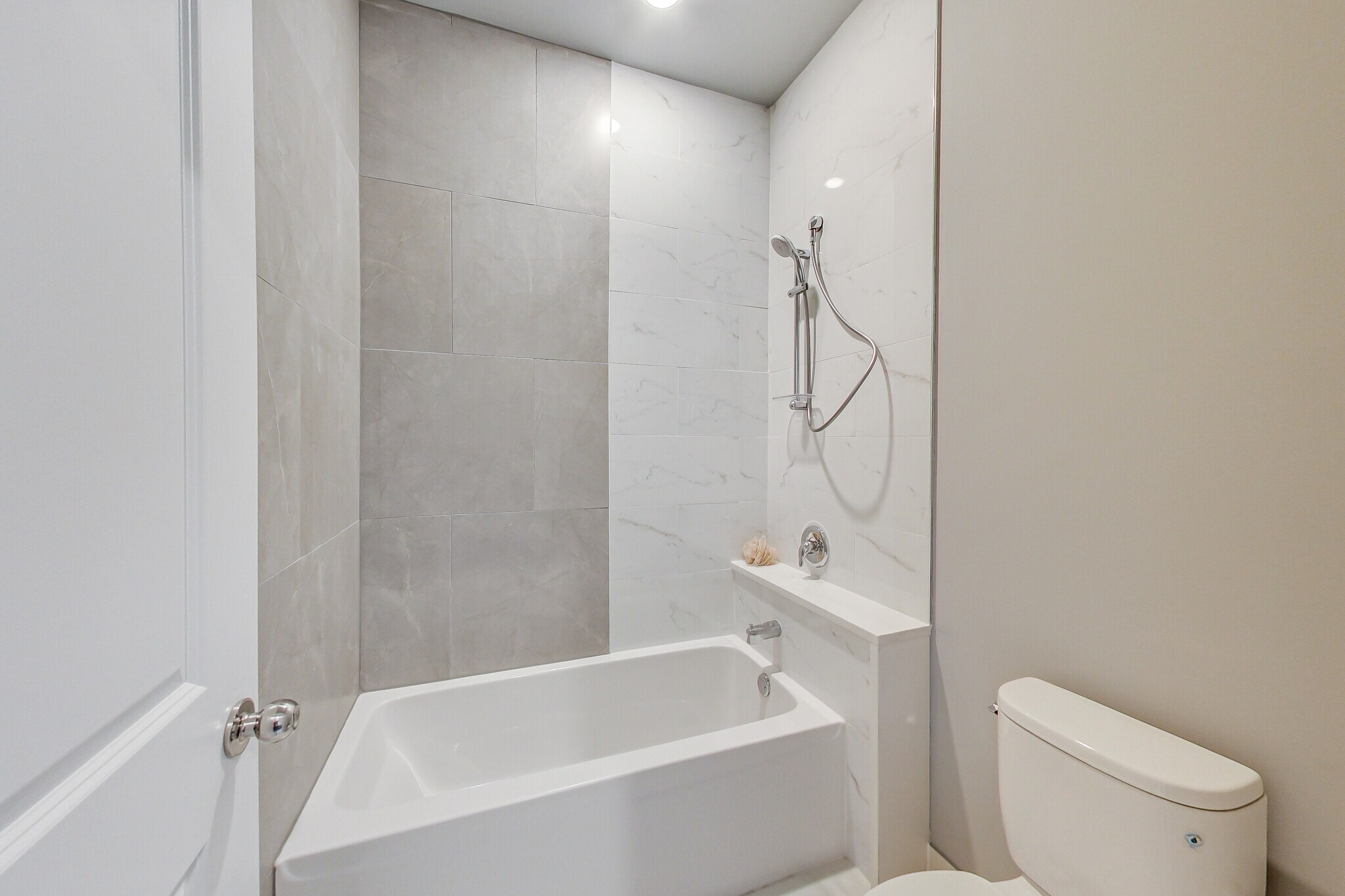 Building Photo - 5117 S Kenwood Ave