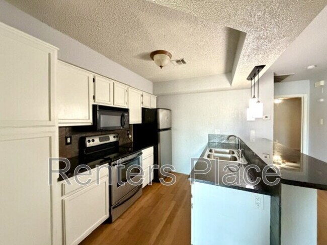Building Photo - 1207 S Quaker Ave