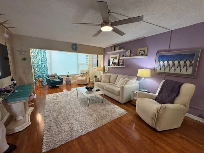 Building Photo - One Bedroom One Bath Seven Lakes Condo